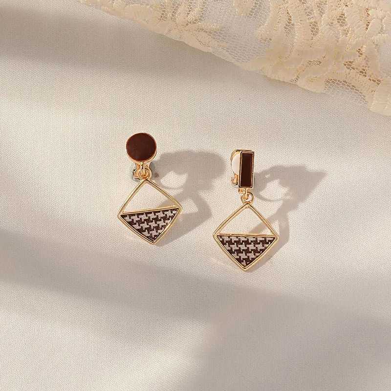 Korean Non Perforated Earring Clip for Women 2023 Hollow Pearl Earring Clip Fashion New Geometric Edge Earrings W241023