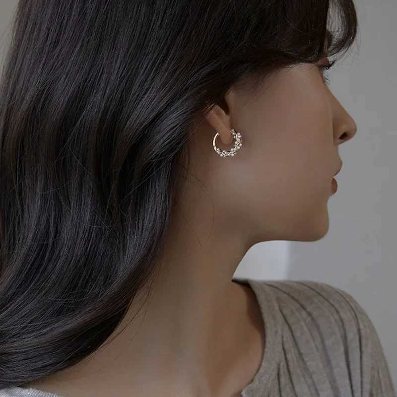 LATS 2024 South Korean New Simple Temperature Round Pearl Earrings Gold Silver Fashion Small Edition Earrings W241023