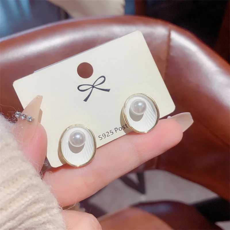 Trend White Enamel Shell Imitation Pearl Stud Earrings for Women Exquisite Geometry Ear Jewelry Accessory Wholesale Girl GiftX241023