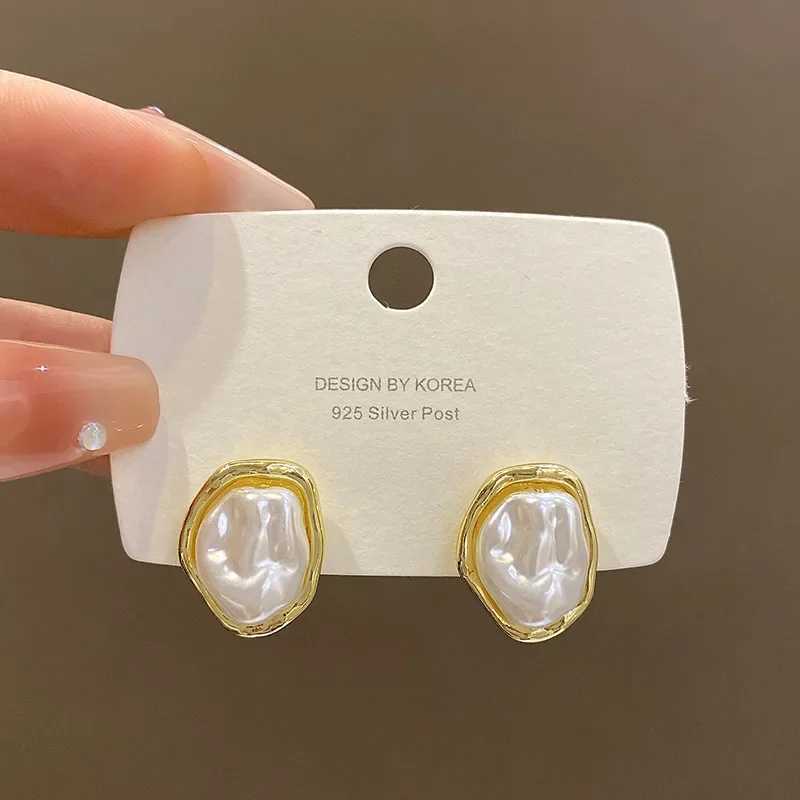 Geometric irregular round pearl earrings suitable for women unusual irregular gold metal side earrings Bohemian Tren jewelry gift W241023