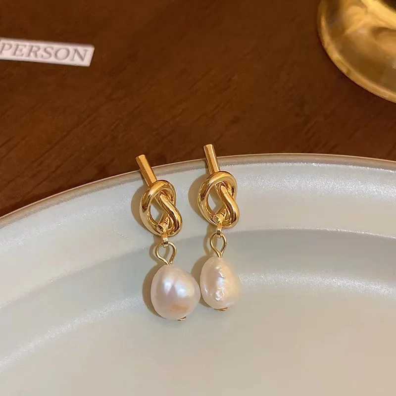 2023 New France Elegant Golden Pea Spld Flat Pearl Earrings Suitable for Korean Fashion Jewelry Party Womens Sweet Dress W241023