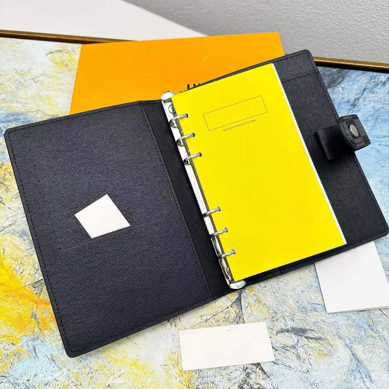 Étudiant Notebook Designer Bags Brand City Women Women Men Portefeuilles Ajoute la pratique et la mode à ce carnet de conception de dame polyvale