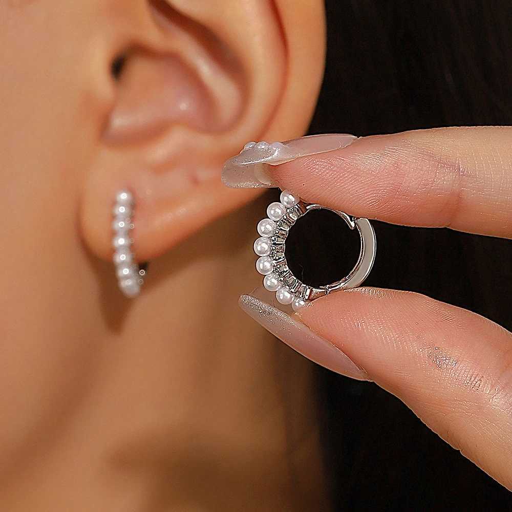 Elegant round pearl ring earrings suitable for women simple temperature white beads round retro ear loops fashionable jewelry accessories W241023