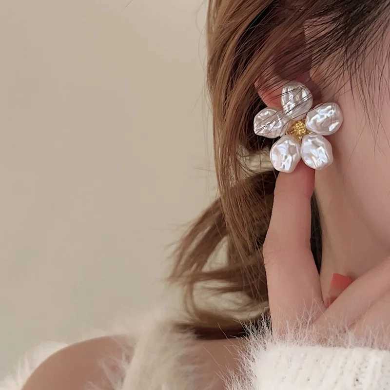 lrregular White Pearl Flower Earrings for Women Girl sweet Romantic Gold Color Bead Petal Ear Stud Wedding lewelry Gift 2024 NewX241023