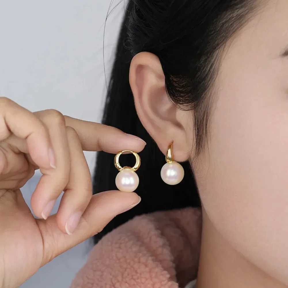 New imitation pearl hoop earrings for women fashionable mini style copper ear buckle light luxurious wedding earring accessories W241023