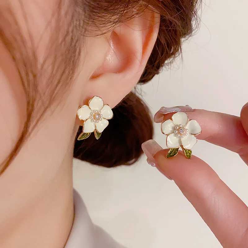 Trendy Cute White Flower Stud Earrings for Women Girls Enamel Oil Camellia Green Leaf Crystal Imitation Pearl Earrings JewelryX241023