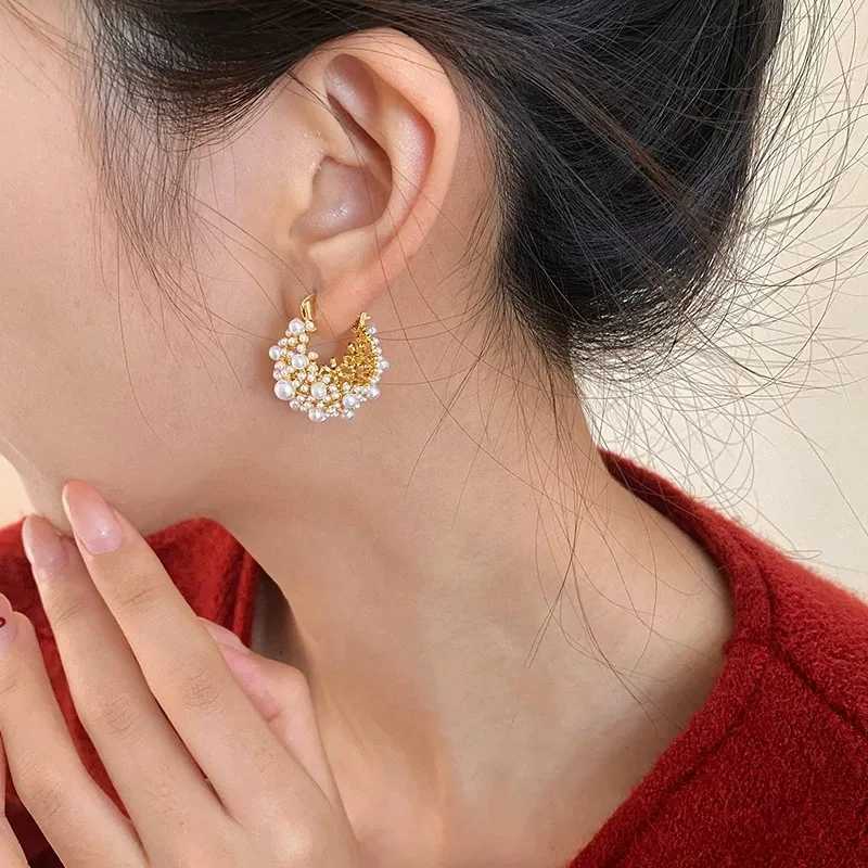 French retro niche hollow small R pearl flower basket earrings suitable for womens jewelry decoration temperature W241023