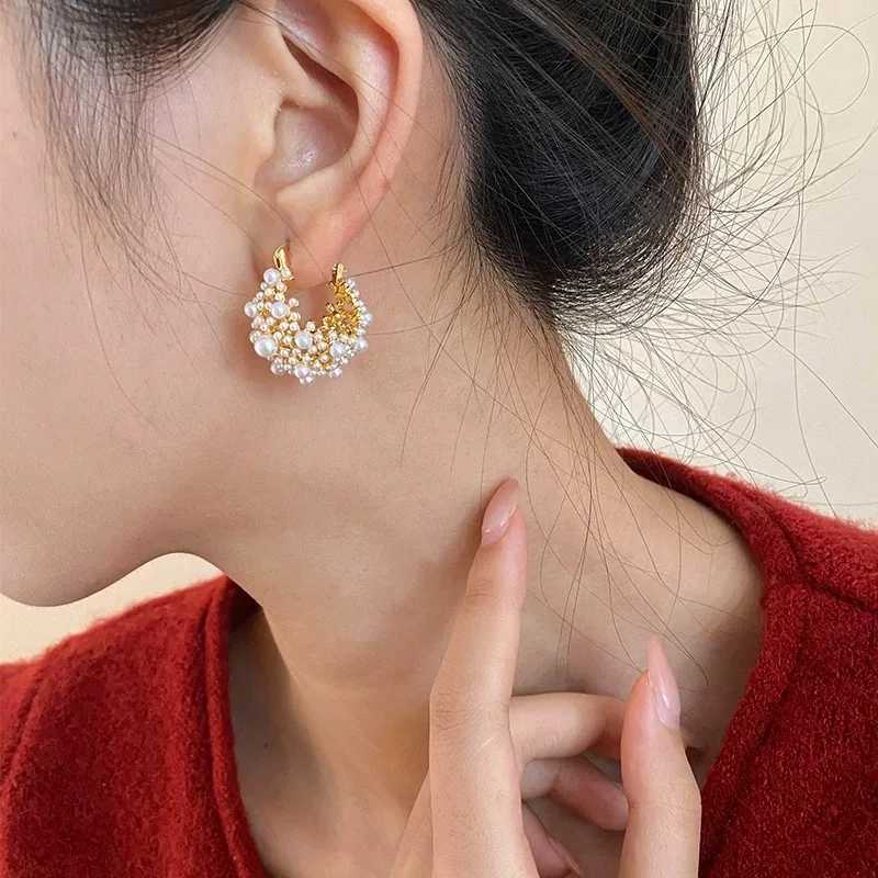 French retro niche hollow small R pearl flower basket earrings suitable for womens jewelry decoration temperature W241023