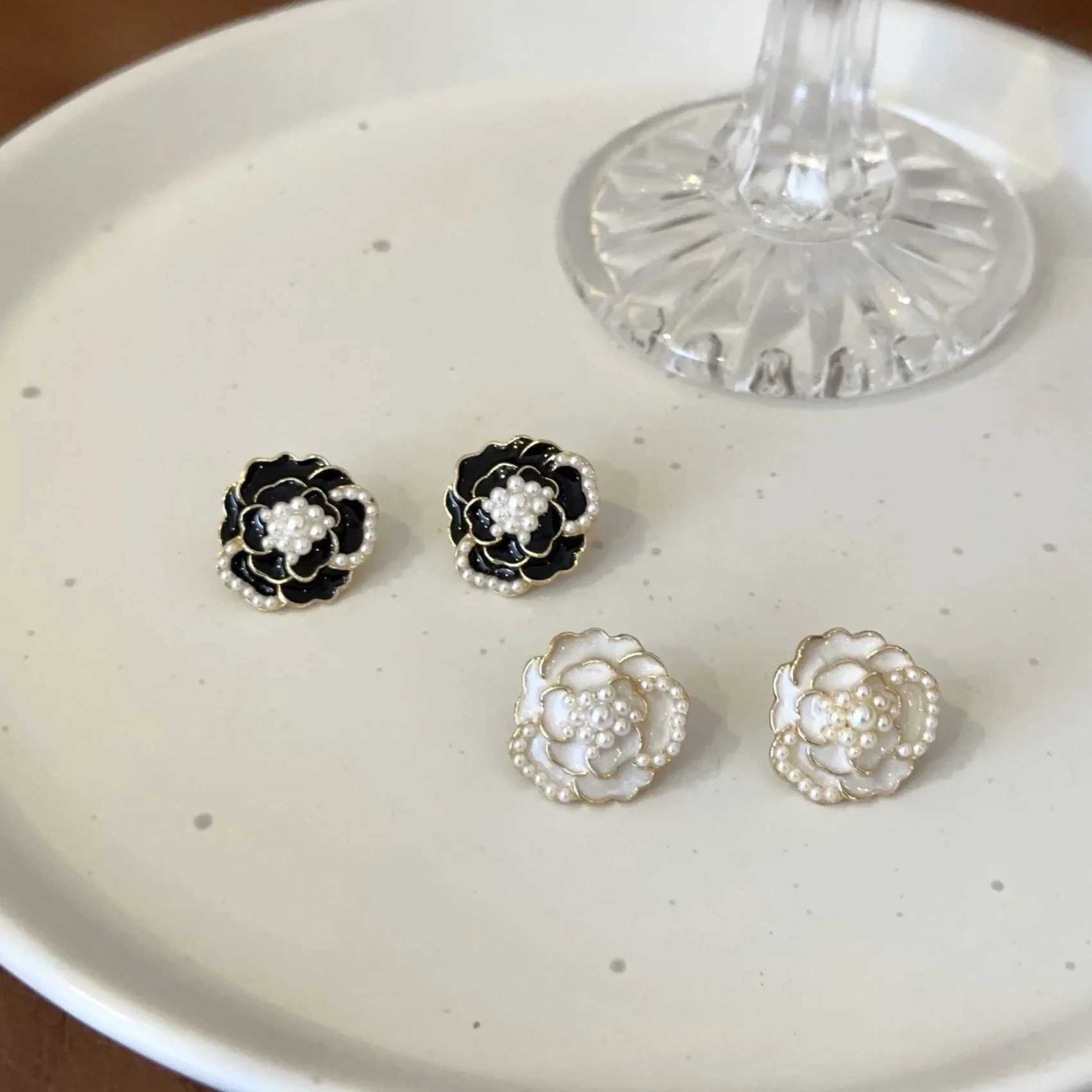Enamel Black White Color Camellia Imitation Pearl Stud Earring for Women Temperament Jewelry Christmas Girlfriend GiftX241023