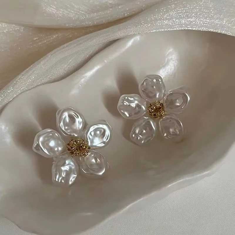 lrregular White Pearl Flower Earrings for Women Girl sweet Romantic Gold Color Bead Petal Ear Stud Wedding lewelry Gift 2024 NewX241023