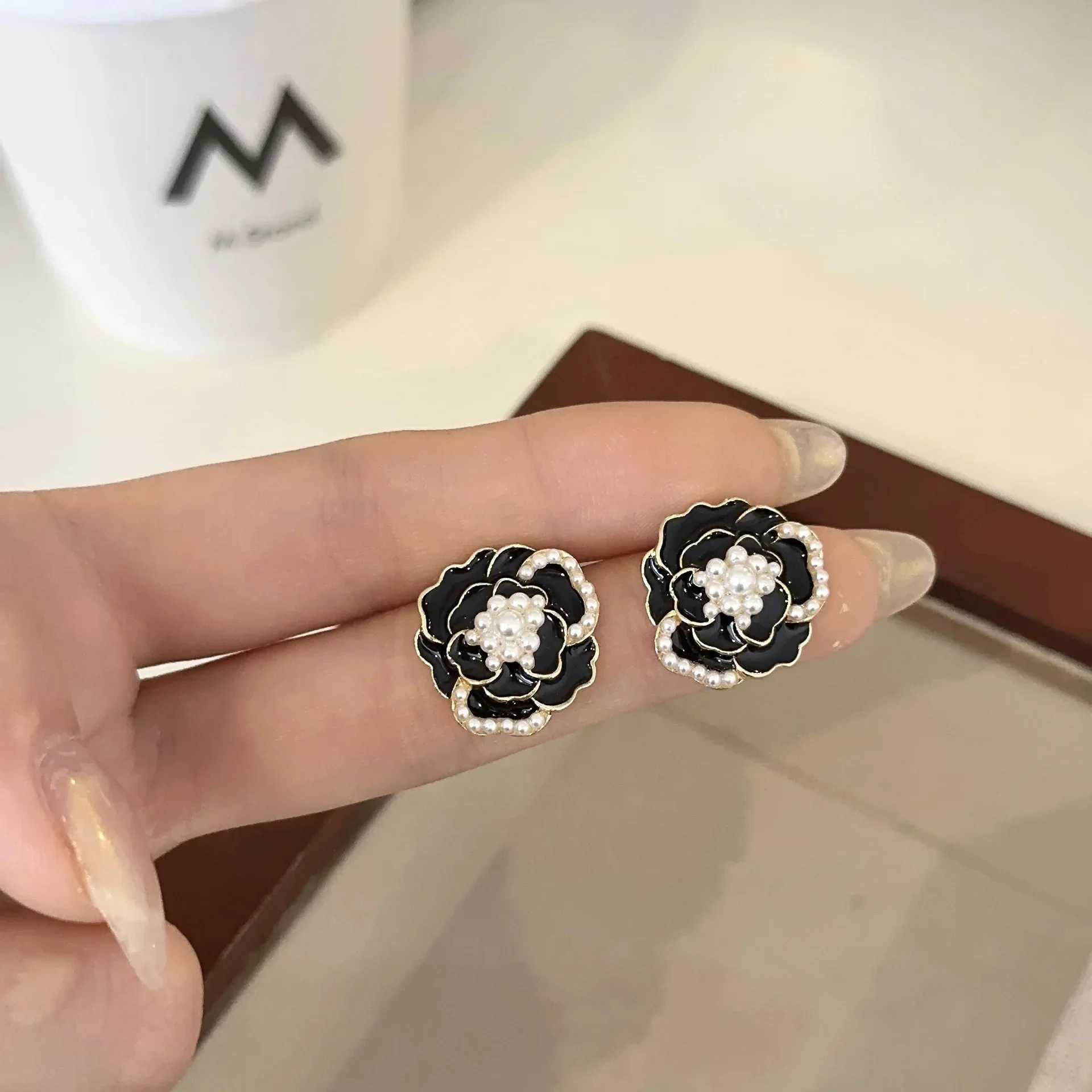 Enamel Black White Color Camellia Imitation Pearl Stud Earring for Women Temperament Jewelry Christmas Girlfriend GiftX241023