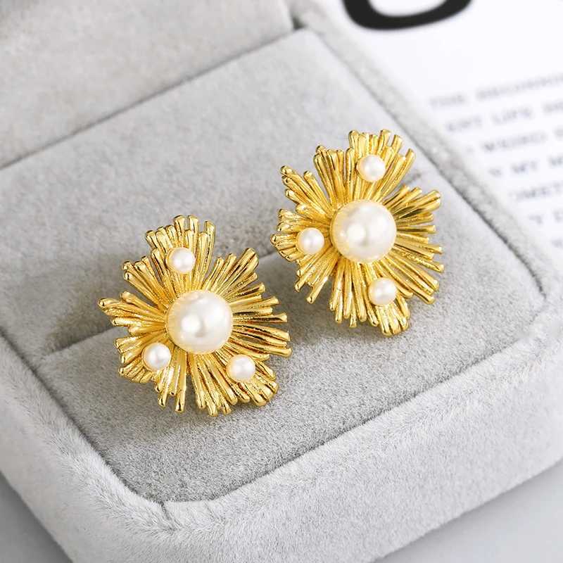 Stainless steel geometric pearl earrings for women fashionable gold earrings perforated elegant La Jewelry gift pendant W241023