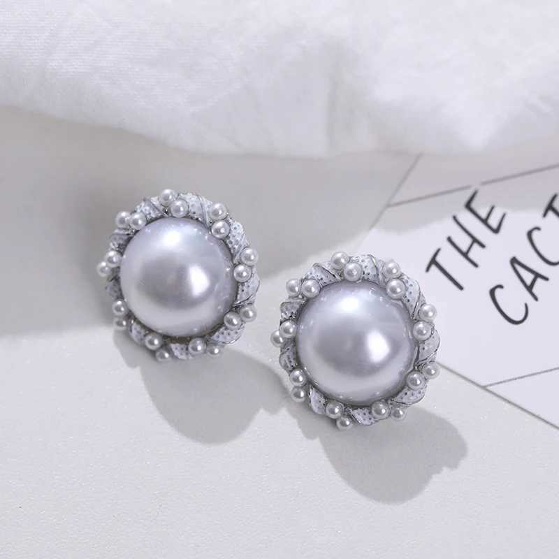 Imitation pearl gold silver round stud earrings suitable for women luxurious crystal earrings womens simulated pearl ring earrings W241023