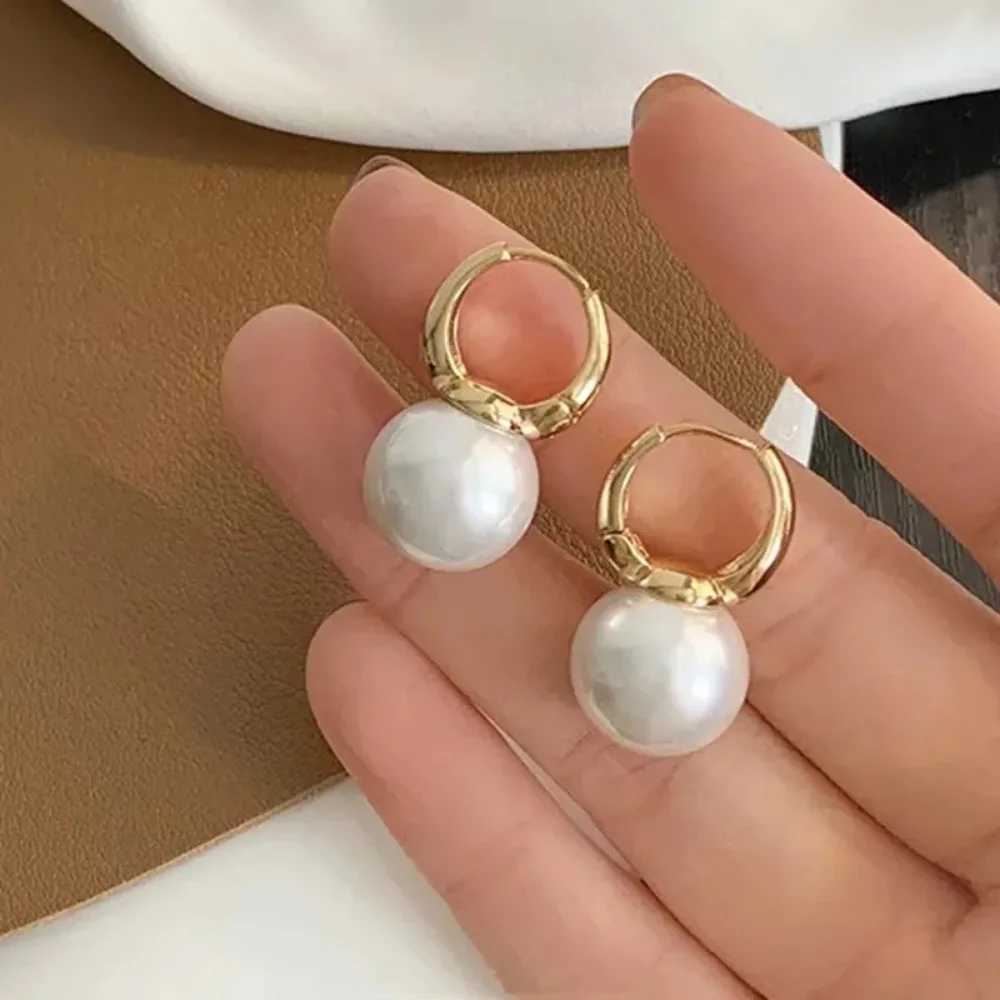 New imitation pearl hoop earrings for women fashionable mini style copper ear buckle light luxurious wedding earring accessories W241023