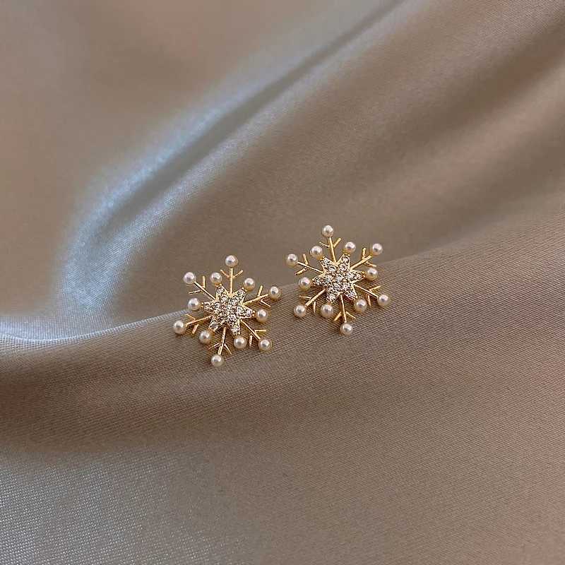 Winter Exquisite Pearl Snowflake Shape Golden Girls Earrings Elegant Accessories Korean Fashion Jewelry Sweet Earrings For WomanX241023