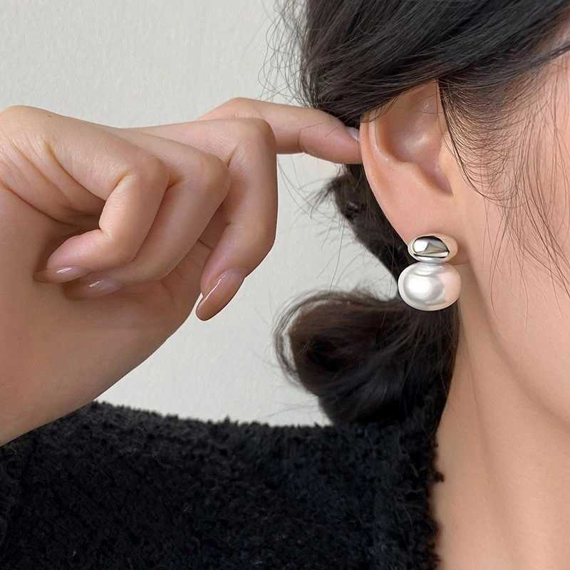 2024 New French Elegant Gold Color Bean Spliced Flat Pearl Earrings for Korean Fashion Jewelry Party Womens Sweet AccessoriesX241023