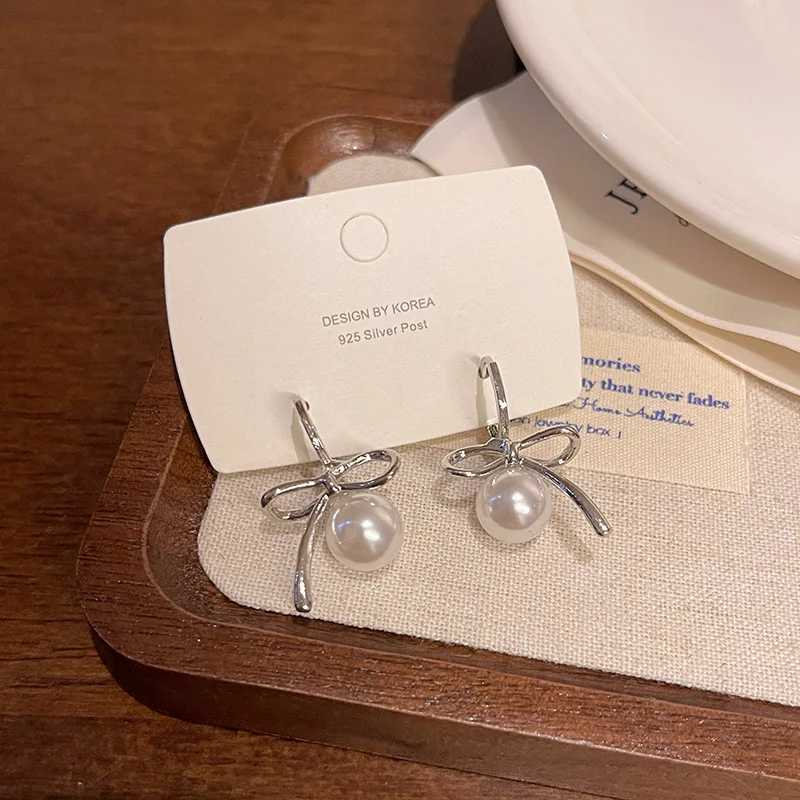 2024 New Tren Silver Pearl Bow Womens Pendant Earrings Mini Metal Asymmetric Earrings Jewelry Valentines Day Gift W241023