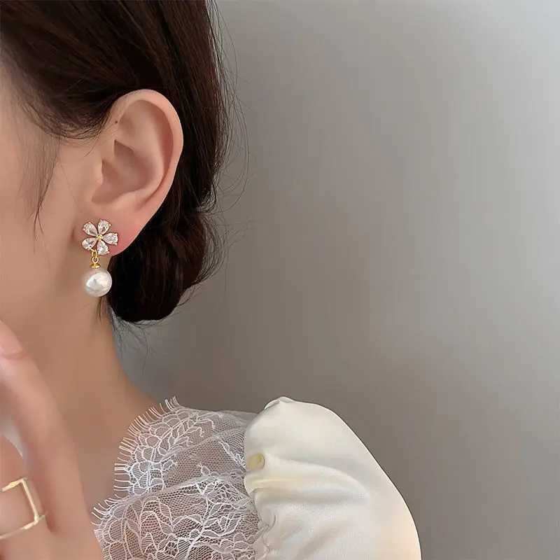 Korean exquisite crystal zircon flower pearl stud earrings suitable for womens elegant and warm wedding earrings fashionable jewelry W241023