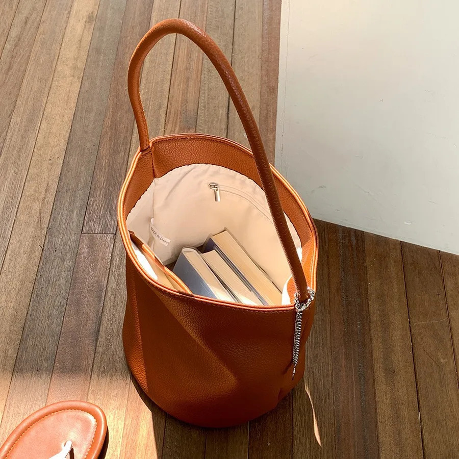 Soft Leather Shoulder Bucket Bag Summer Womens Versatile Commuting Large Capacity Cylinder y Underarm 241021