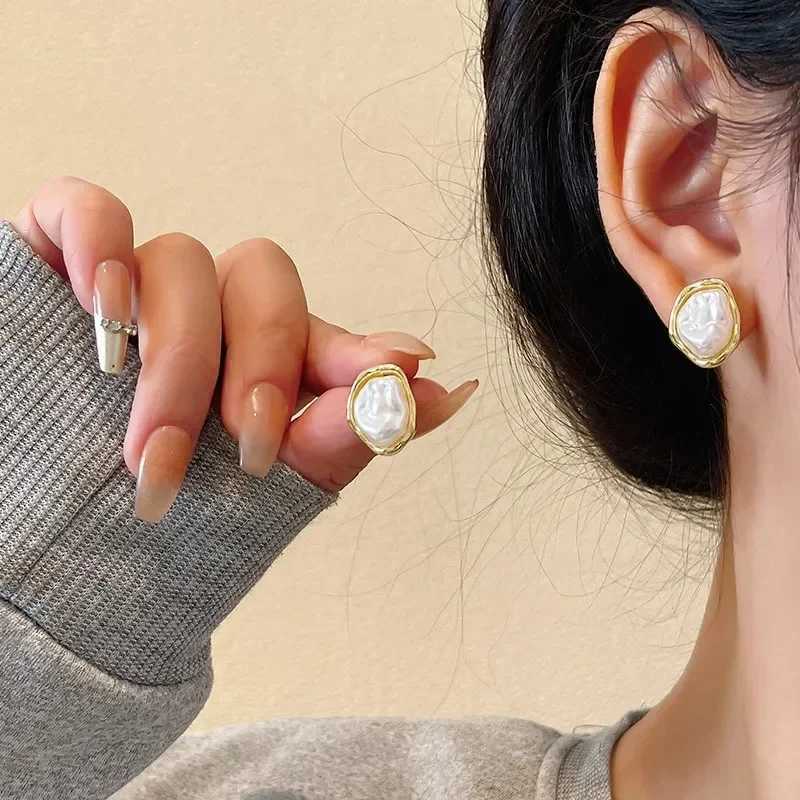 Geometric irregular round pearl earrings suitable for women unusual irregular gold metal side earrings Bohemian Tren jewelry gift W241023