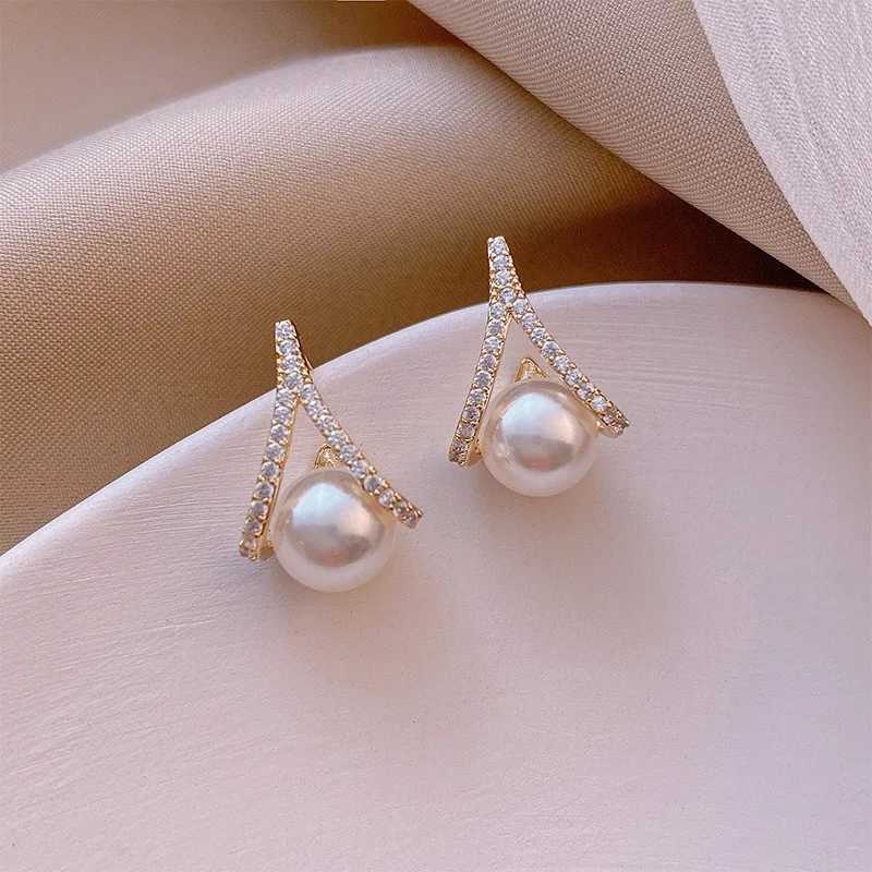 White imitation pearl crystal rhinestone stud earrings suitable for women new people Terence jewelry wholesale girlfriend gifts W241023