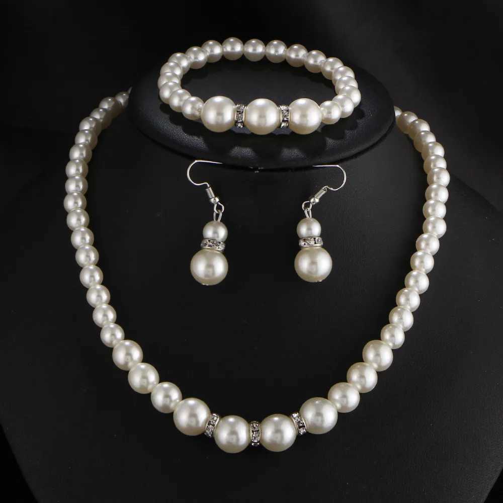 Vintage Simple Artificial Pearl Necklace Earrings Jewelry Set Suitable for Womens Temperature Regent Crystal Necklace Banquet and Wedding Decoration W