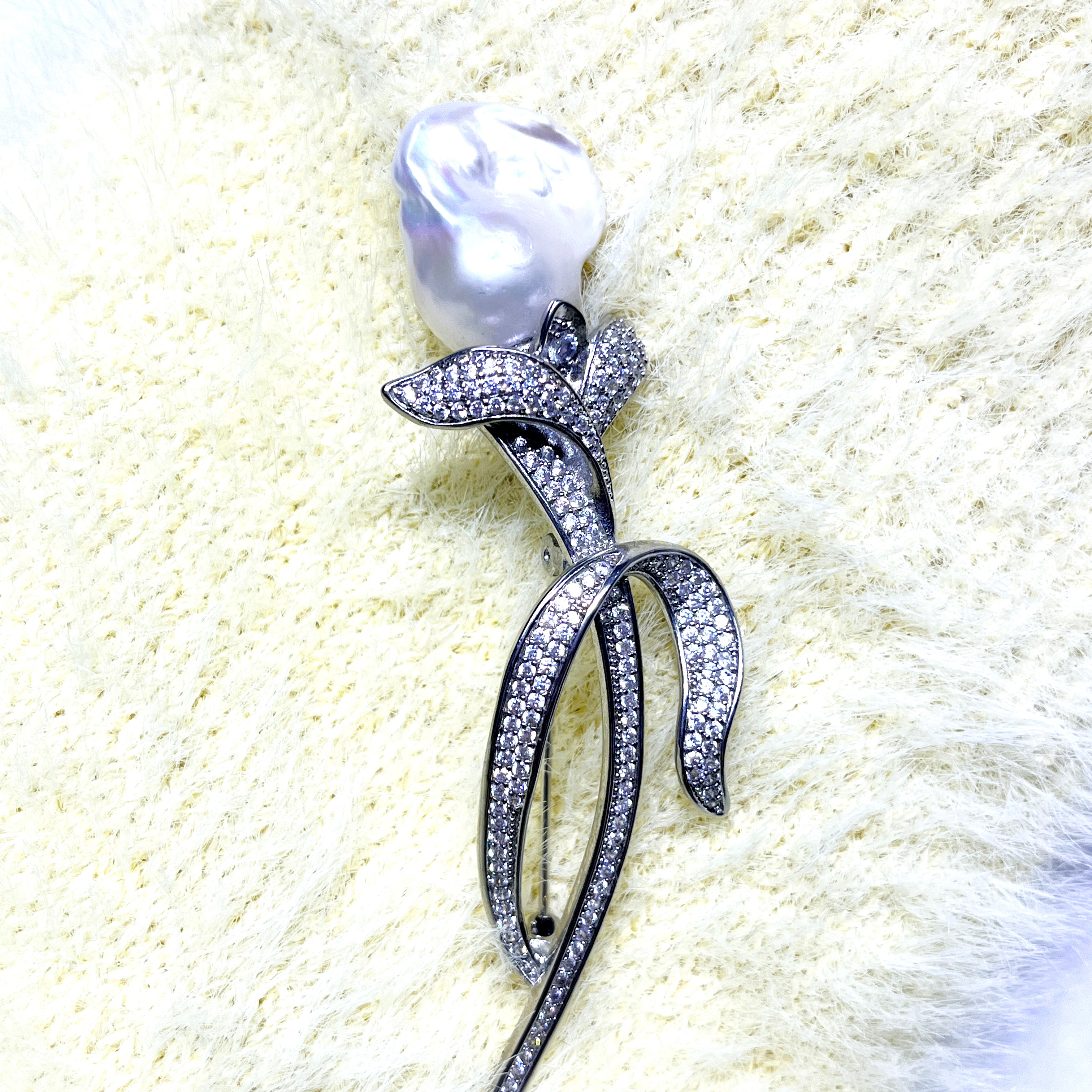 Luxury Minimalist Pearl and Diamond Butterfly Brooch for Women's Accessories