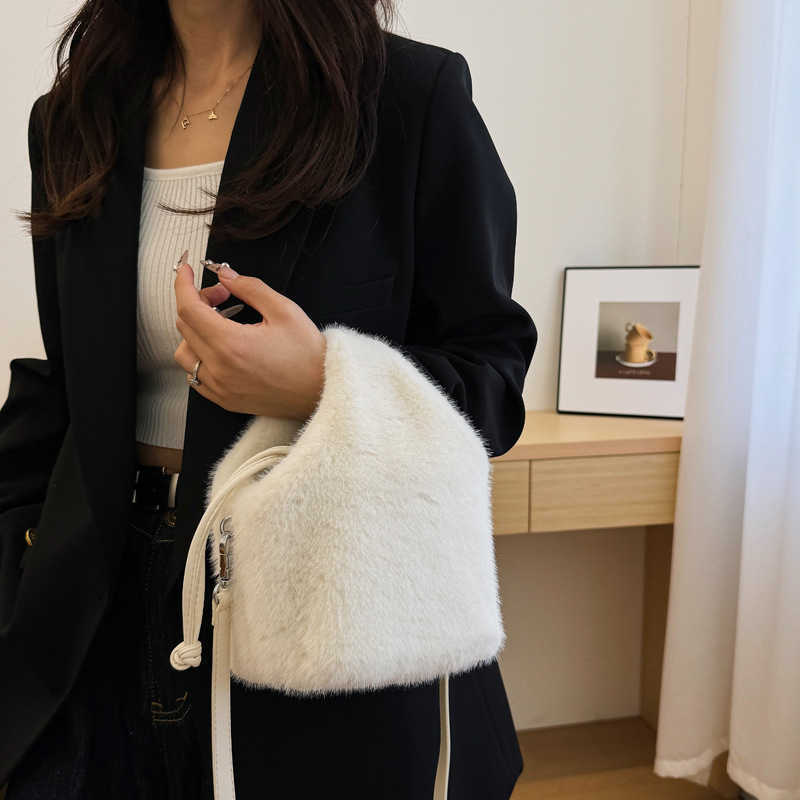 Autumn winter fur bag, female design, hand-held bucket bag, fashionable handbag, trendy crossbody plush bag 241015