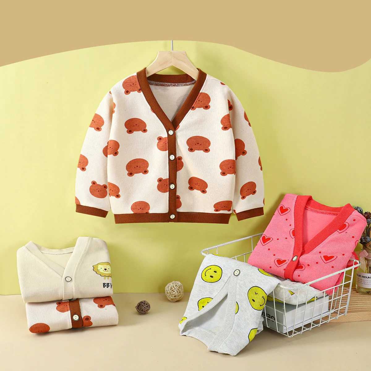 Childrens girls cardigan wool sweater spring autumn long sleeved single chest cartoon bear print V-neck baby girl top childrens girl jacket W241025