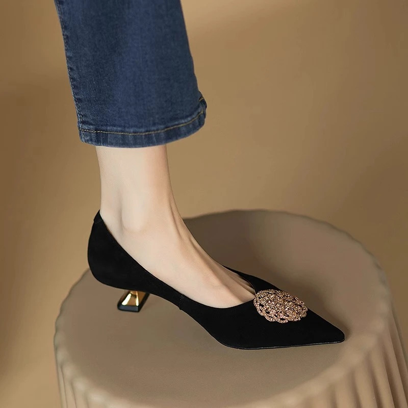 2024 Womens Warm Point Middle Heel Shoes Elegant Suede Pump Retro French Office and Professional Work Shoes 241024