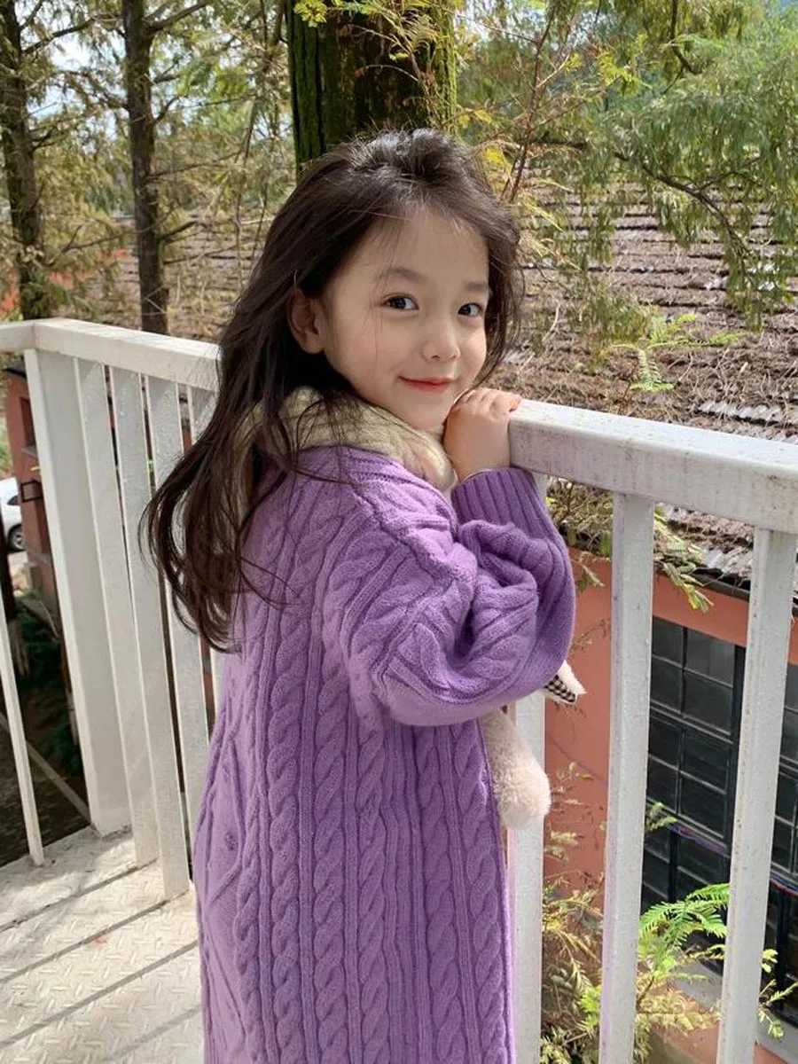 Childrens medium to long hair clothing Korean version childrens clothing 2023 winter new girl thick round neck long sleeved sweater W241025