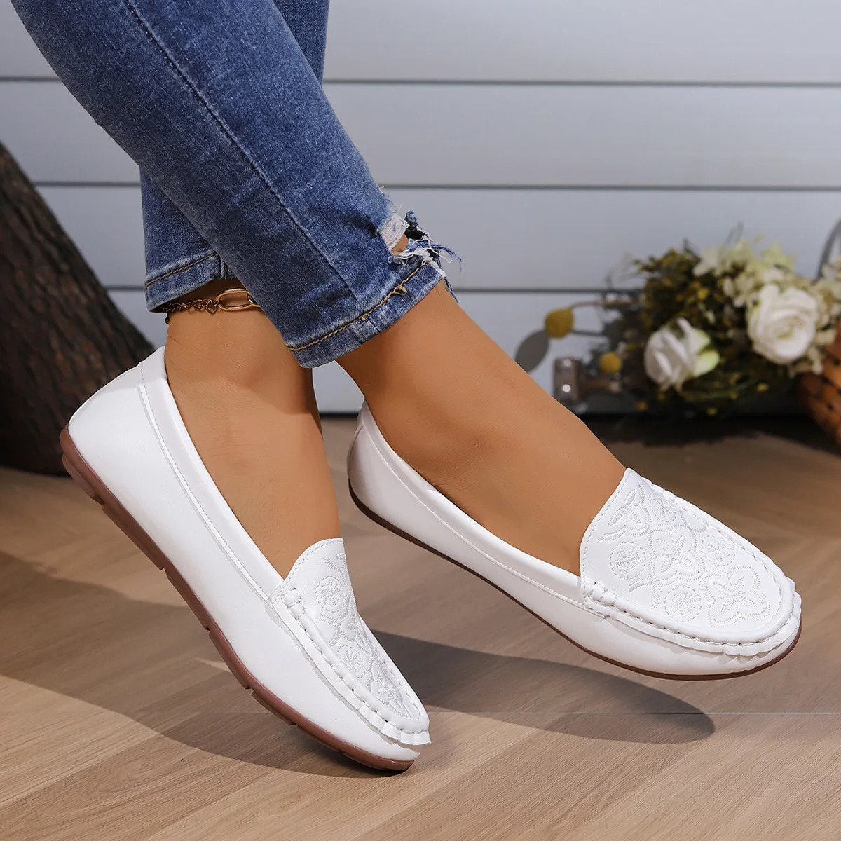 Womens casual single shoes are fashionable and versatile with a flat bottom and a thickness of one foot suitable for comfortable Mary Jane shoes 24102