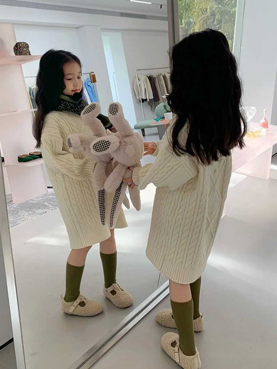 Childrens medium to long hair clothing Korean version childrens clothing 2023 winter new girl thick round neck long sleeved sweater W241025