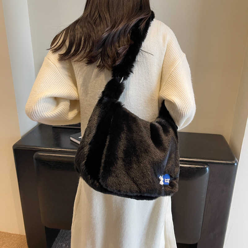 CMM Plush velvet bag, women's large capacity mailman bag, autumn winter , student class shoulder crossbody bag, imitation rabbit fur bag 241015