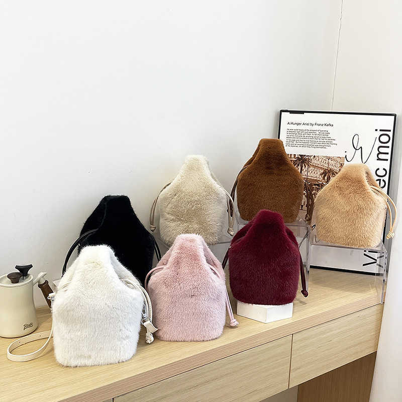 Autumn winter fur bag, female design, hand-held bucket bag, fashionable handbag, trendy crossbody plush bag 241015