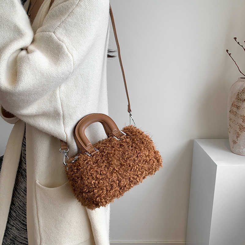 Autumn/Winter Japanese Korean Leisure Box Bag Handheld Bag, niche design, heavy industry imitation wool bag 241015