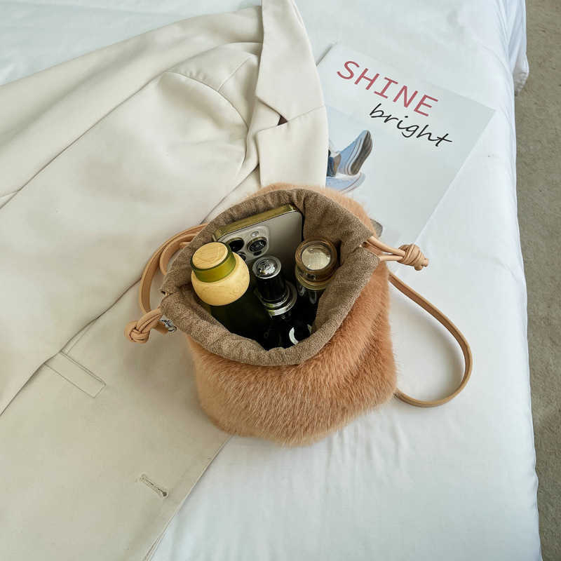 Autumn winter fur bag, female design, hand-held bucket bag, fashionable handbag, trendy crossbody plush bag 241015