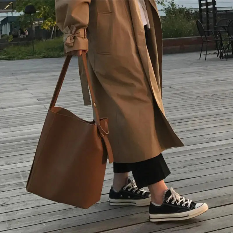 Fashion Female Bucket Bag Shoulder Bags Retro Black Brown Advanced Sense Handheld Womens Leisure Trend Crossbody 241021