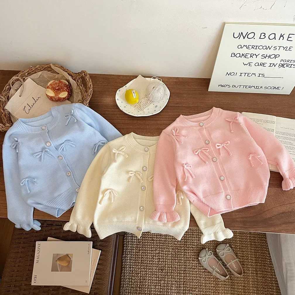 New girls bow knitted cardigan and cardigan wool sweater for autumn and winter 2024 cute baby sweet top casual and fashionable W241025