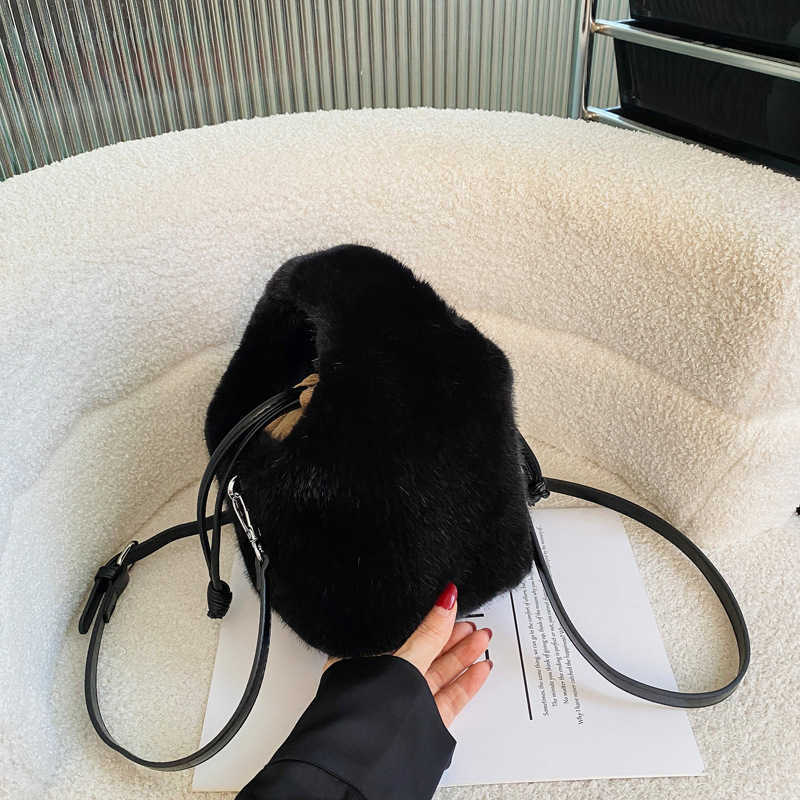 Autumn winter fur bag, female design, hand-held bucket bag, fashionable handbag, trendy crossbody plush bag 241015