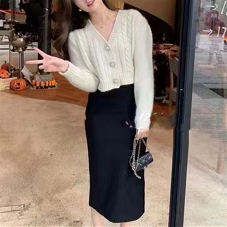 Autumn New Korean Style Fashionable Sweet Pearl Button V Neck Sweater Jacket Slim Fit Short Length Long Sleeved Knitted Cardigan For Women F1025#38