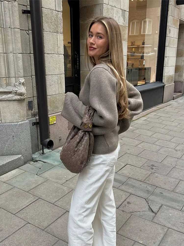 Womens khaki metal button knitted cardigan fashionable V-neck long sleeved shirt with ultra-thin pockets jumping top 2024 womens commuting jacket W241