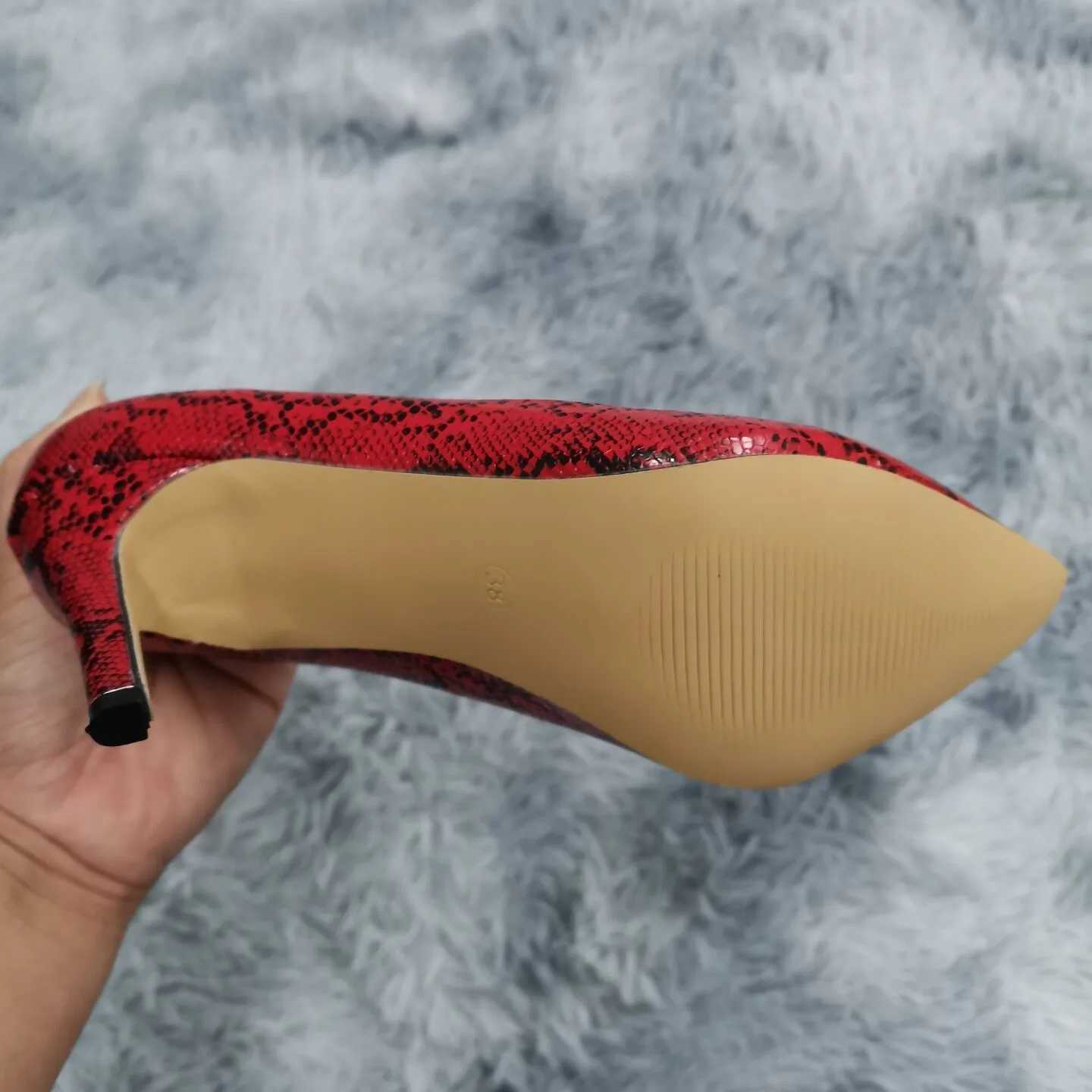 High Quality 13 Style Womens Large Pump Classic Sexy Pointed Toe 9cm Medium High Heel Womens Pump Artificial Black Red Office Party Wedding Shoes T241