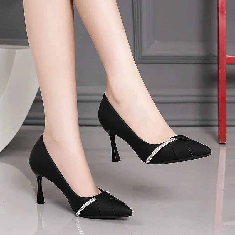 High Quality New Spring/Summer Fi Crystal Ultra Thin High Heels Black and White Light Mouth Sexy Point Womens Versatile High Heels T241024