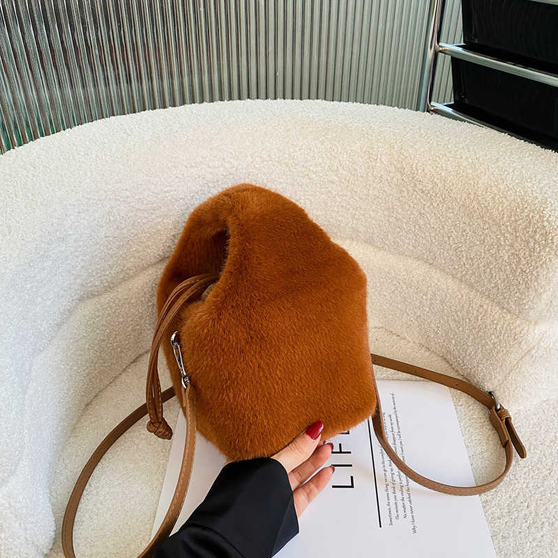 Autumn winter fur bag, female design, hand-held bucket bag, fashionable handbag, trendy crossbody plush bag 241015