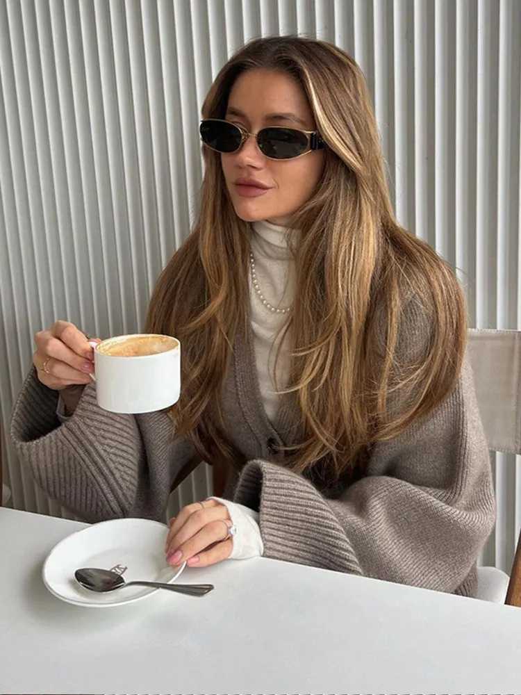 Womens khaki metal button knitted cardigan fashionable V-neck long sleeved shirt with ultra-thin pockets jumping top 2024 womens commuting jacket W241
