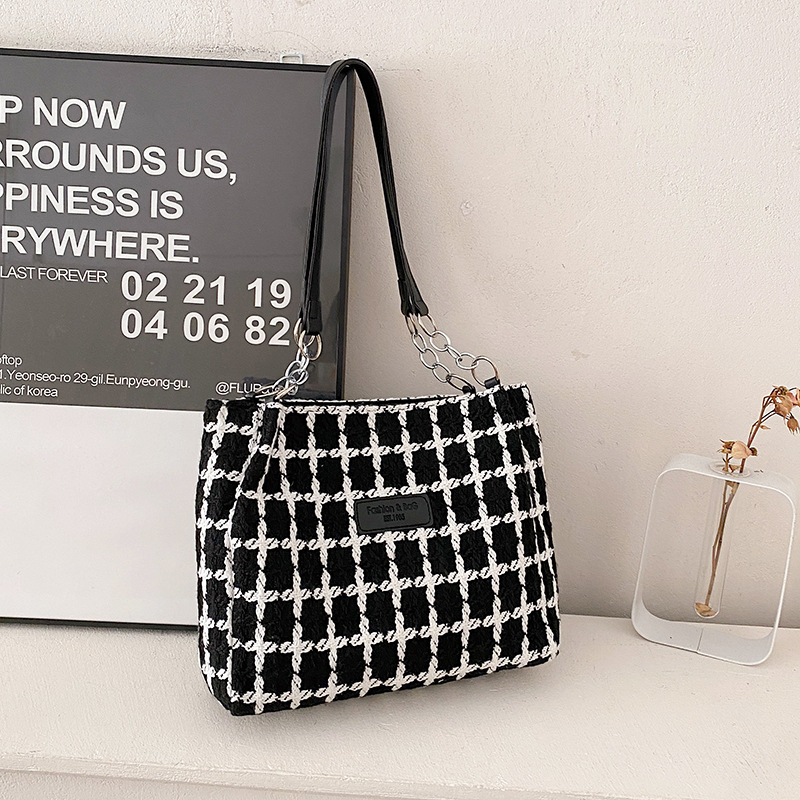 2025 Designer New Grid 2024 3 Pattern Large Capacity Fashion Tote Versatile Single Shoulder Commuter Bag for Women