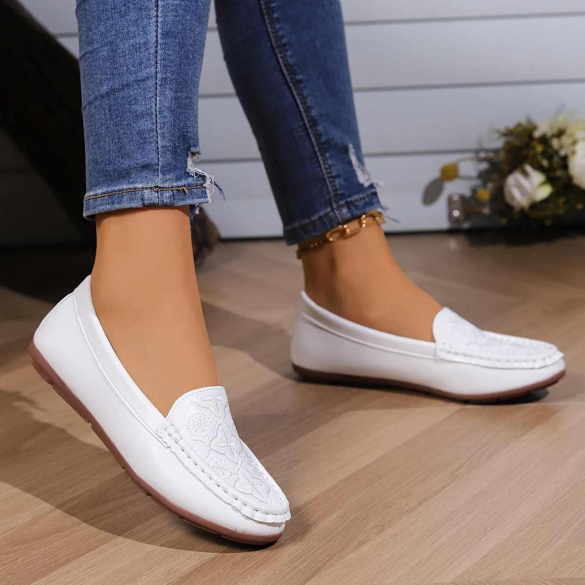 Womens casual single shoes are fashionable and versatile with a flat bottom and a thickness of one foot suitable for comfortable Mary Jane shoes 24102