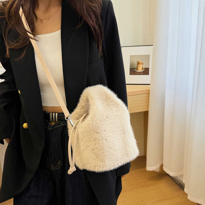 Autumn winter fur bag, female design, hand-held bucket bag, fashionable handbag, trendy crossbody plush bag 241015