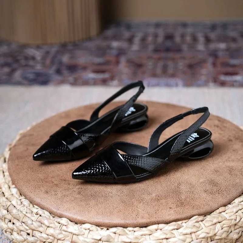 High Quality Womens Sandals Luxury Designer Strap Shoes Womens Pointed Heel Gold Sier Red Pump Block Heel Sandals Womens T241024